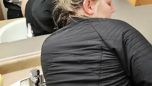 Скрытный секс с возбужденной женой в ванной после вечеринки