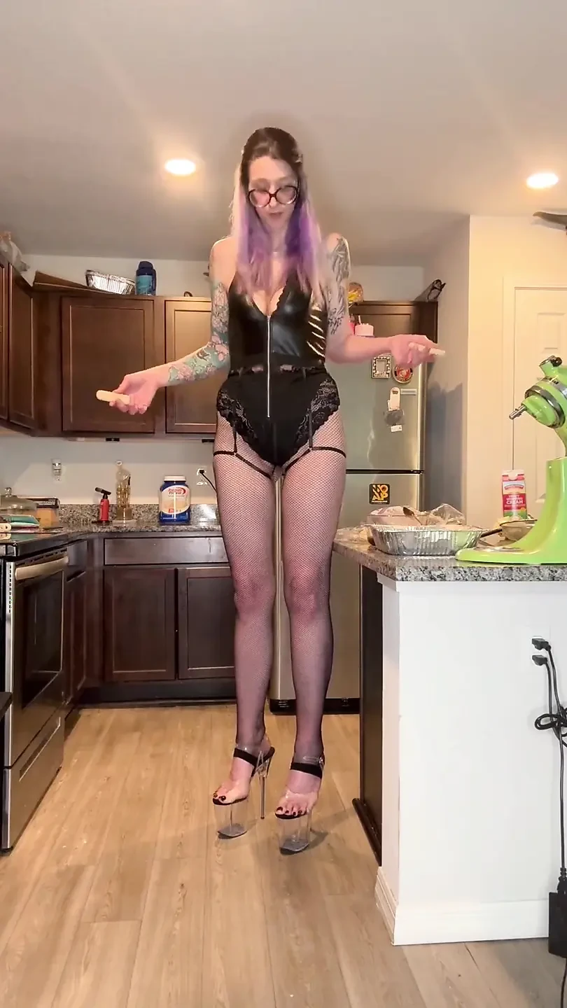 73 Giantess Cooking in Tiny Kitchen