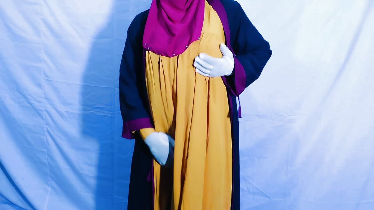 Seorang wanita India yang sangat cantik mengenakan hijab sedang bermalam dengan pria yang bukan suaminya.