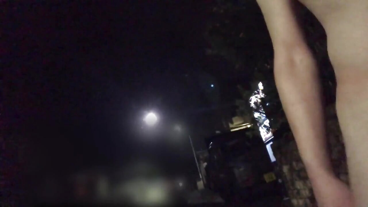 住宅街で深夜勃起する前に裸で近所を歩き回る_0125温度7度