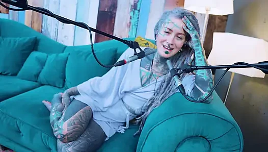 Aku berbicara tentang R - Relief - ASMR podcast SFW berbicara dengan gadis kurus gothic model tato gimbal