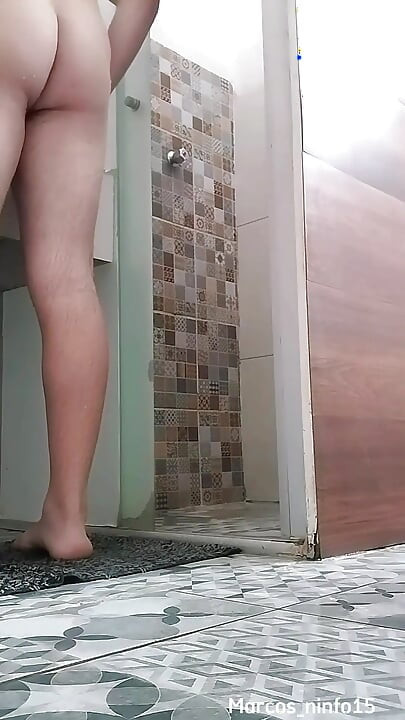 Main 2 sitara hotal men sarvajnik bathroom ke andar pakara gaya tha, jahan main belo kshaitij men ruke the, gujrat