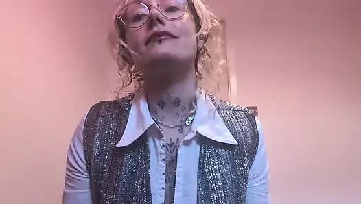Sexy Realtor Desperate to Make the Sale