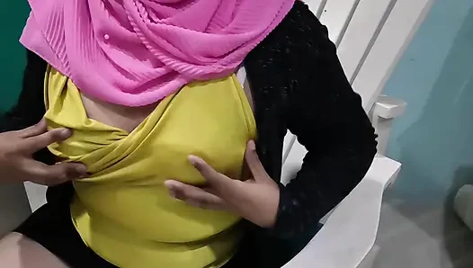 Satıcı, ruj canlı satırken astları tarafından ihanete uğradı.