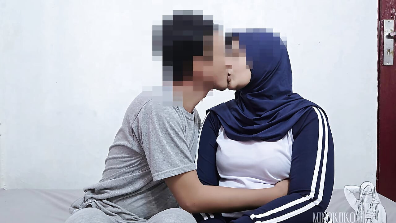 Δασκάλα φυσικής αγωγής γλείφει το τριχωτό μουνί μαθήτριας με μαντήλα - Minokiiko