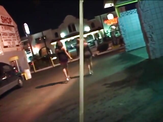 Duas incríveis meninas negras estão fazendo homem solitário na cama grande em casa