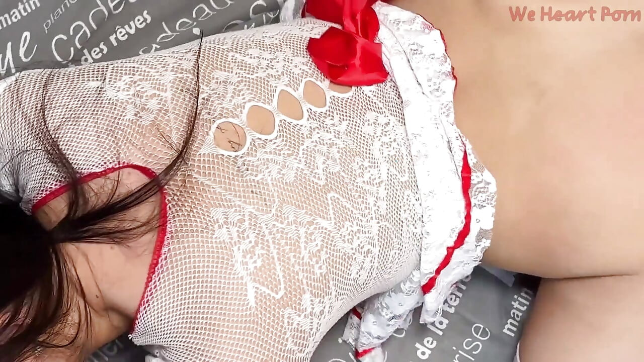 Seksowna brunetka Azjatka w białej koronce i pończochach zostaje wbita przez stud