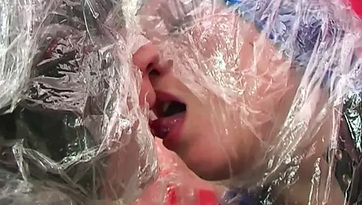 Azgın hatunlarla buharlı yağmur giyim fetişi üçlü grup seks