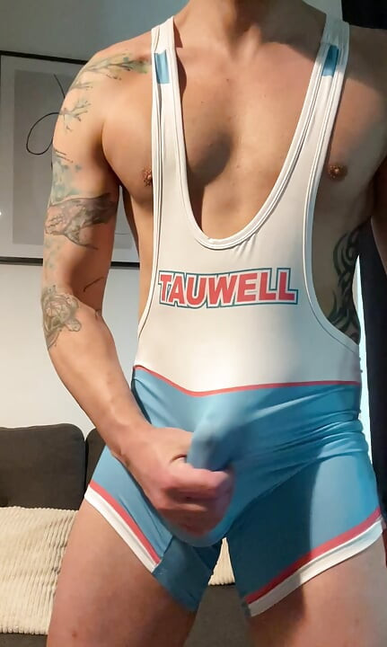 Atlet jock mulus dalam singlet gulat onani sampai muncrat