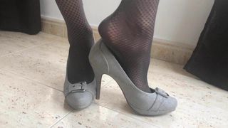 灰色高跟鞋...