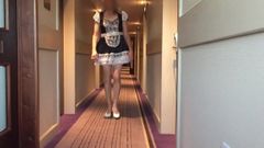 Frenchmaid in hotelgang durft