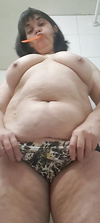 Hledám prsty, které si strčím do vlhké vagíny