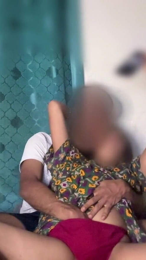 Une fille se fait caresser la chatte et sucer sa bite | Clip 1