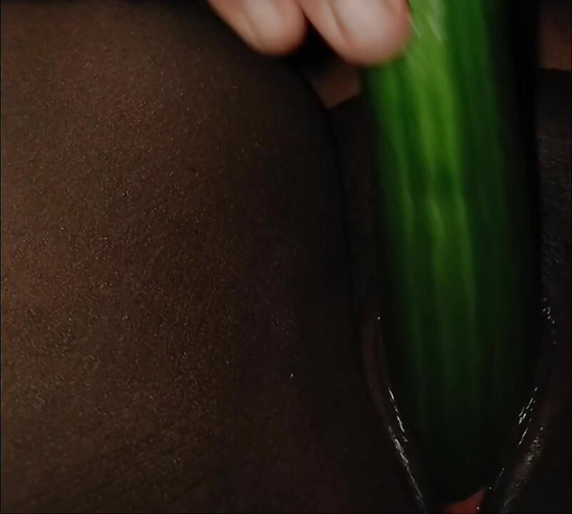 Styvmamma knullar sin ätbara dildo