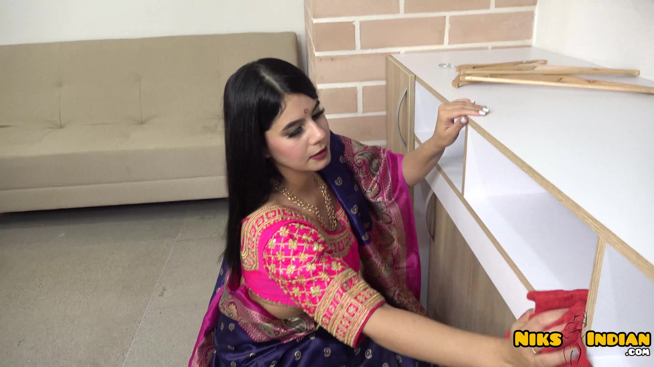 巨大なおっぱいを持つインドの熟女がサリーを剥ぎ取り、セックスをする