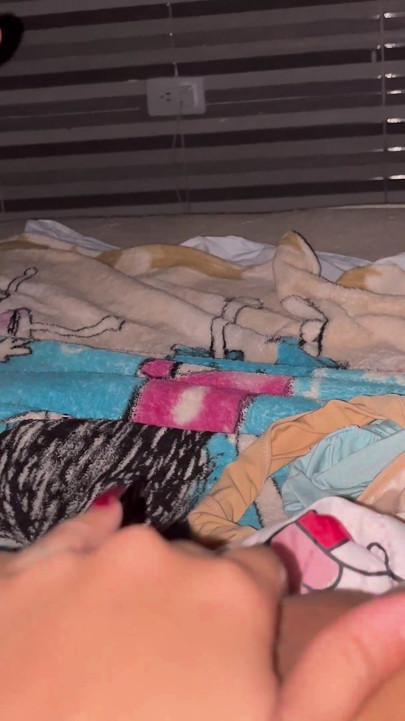 Sexy huisgenoot in korte pyjama vingers naar orgasme