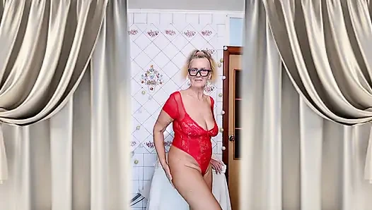 Горячая домохозяйка Лукерия переоделывается в красный боди и флиртует на кухне.