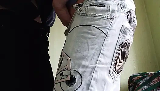 Dua pacar masturbasi dan muncrat di balik celana jins