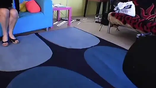 90'ların kızı çayında döl yemeyi seviyor