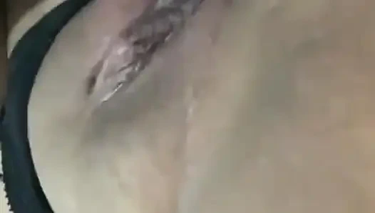 Unartige Blondine, die mit ihrer Muschi spielt