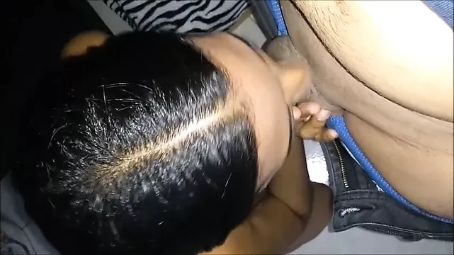 Amiga de la Universidad me da una mamada y se come el semen