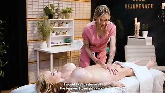 ALL GIRL MASSAGE - Cubbi Thompson yağlı büyük meme masajı yaptırıyor ve ateşli lezbiyen makaslama oluyor