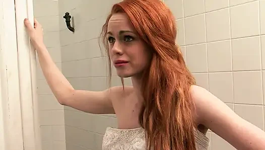 Adegan perselingkuhan istri pengantin rambut merah ella hughes dientot di kamar mandi sama tamu-tamu di luar ruangan