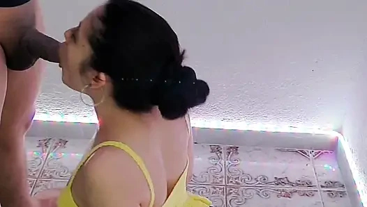 Komşumun karısı yarağımın üzerinde gaza gelmek için evime gelmeyi seviyor