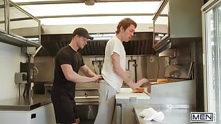 Finn Harding invita a Chris Cool dentro del food truck para que puedan trabajar y jugar al mismo tiempo - MEN