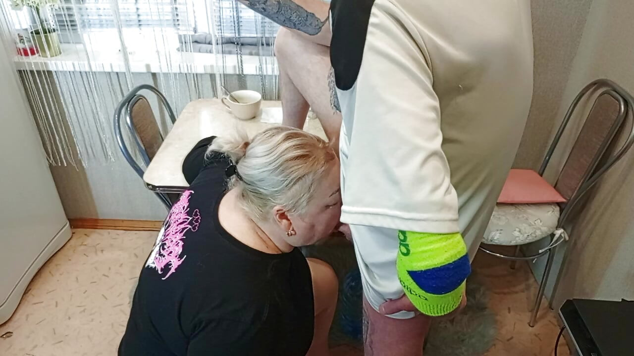 Öğleden sonra, komşumu mutfakta ağzından sikiyorum ve boşalıyorum