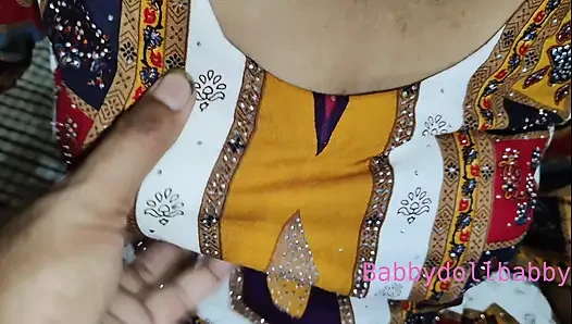 Kocasını aldatıyor ve kocasının arkadaşıyla seks yapıyor