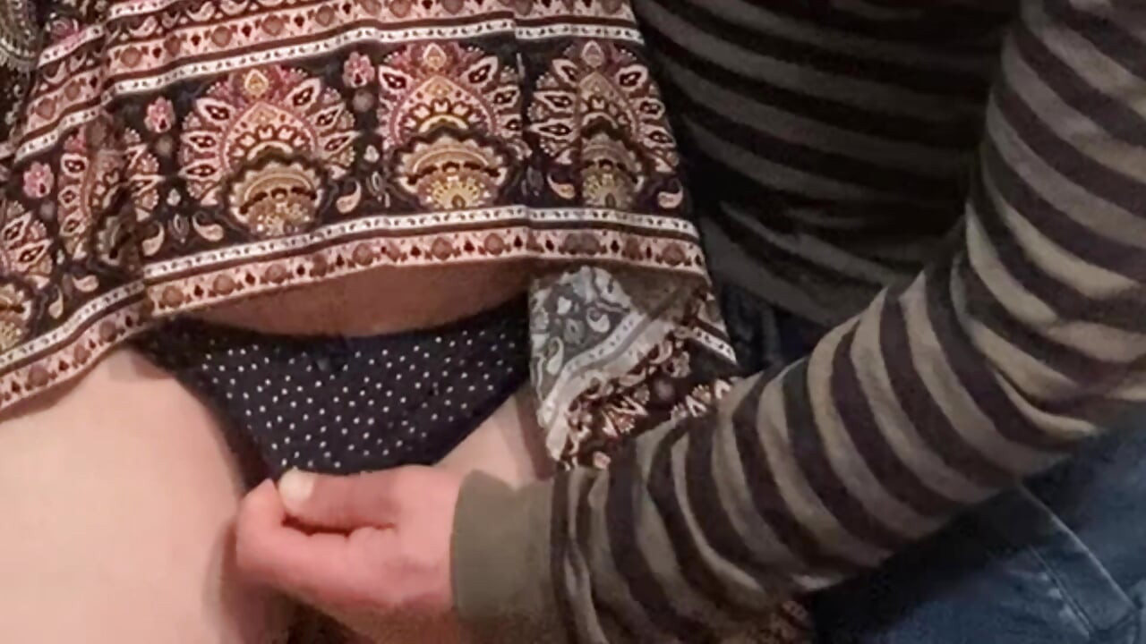 La fantasía sexual del hermanastro - digitación coño
