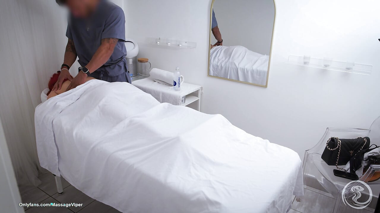 Cliente Peituda Abre as Pernas na Mesa de Massagem 69, Facesitting, Estilo Cão & Ejaculação Facial nos Peitos