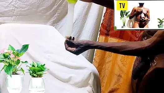 Bagaimana aku bercinta dan menikmati momen seksual dengan kondom yang penuh dengan air dan orgasme sambil menonton masturbasi panas basah!