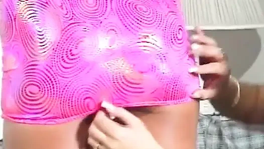 Дикая милфа с удивительными сиськами скачет на жестком члене подтянутого качка на диване