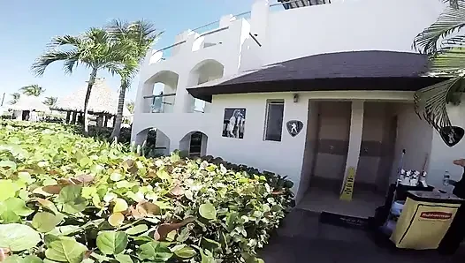 Tante seksi rambut cokelat dientot habis-habisan di kamar mandi