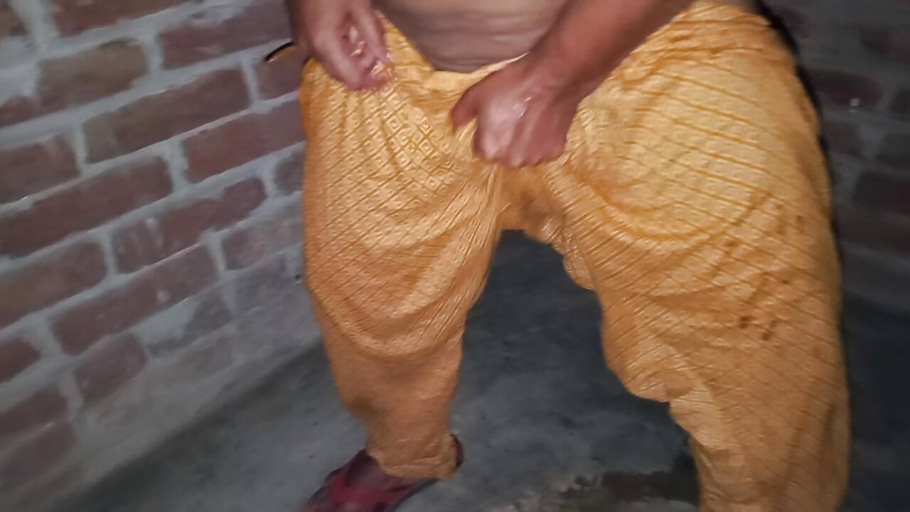 India primera vez sola en casa sexy