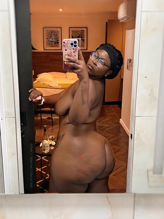 BBW Babe with big ass fucking herself with dildo