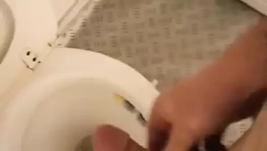 Tuvalette bir sürü sperm olan pençe
