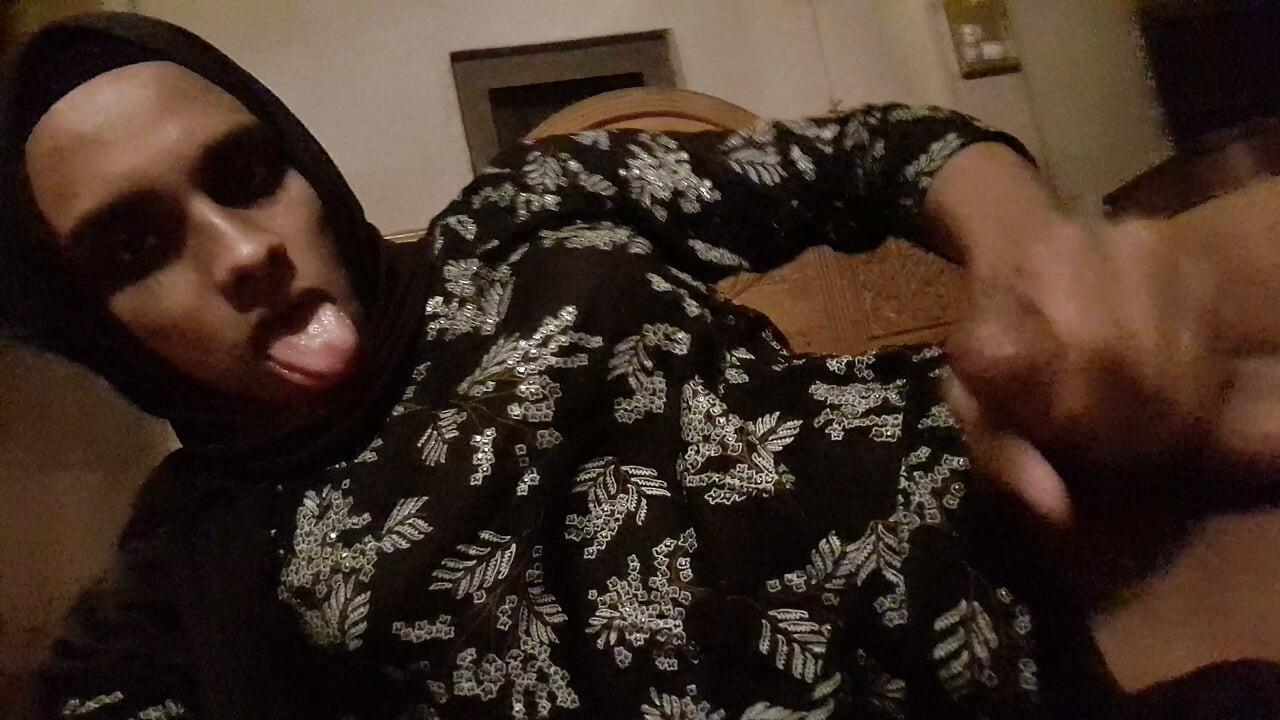 Desi hijabi sissy crossdresser handjob i uvlačenje prsta u dupe