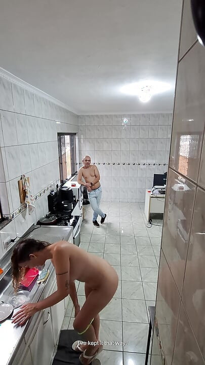 Pokojówka zdejmuje ubrania i przyjmuje twarz za dodatkowe.