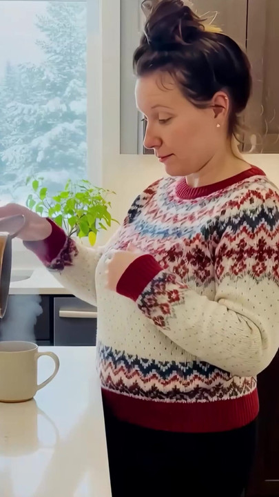 Ich habe meine großen titten packt und mit ihnen in vielen pullovern für meine 63f lesbische mitbewohnerin gespielt, die ich scissor lecken wollte und 69 sie | Clip 1