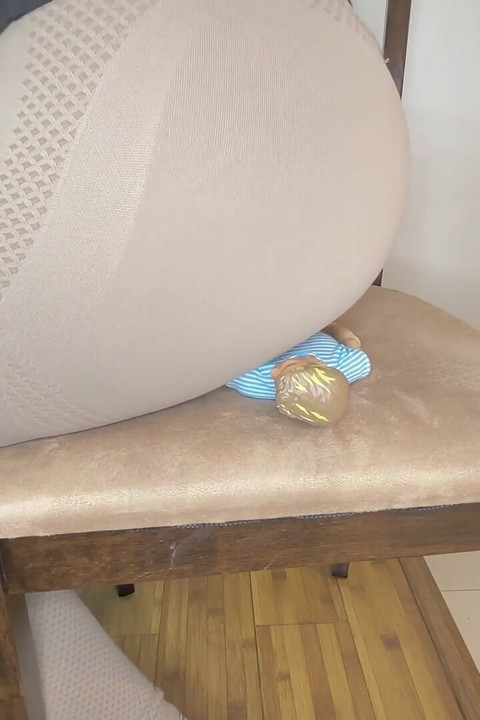 Reuzin laat een scheet: de ergste nachtmerrie van de kleine man