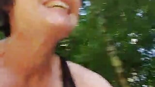 Julie pokazuje pochwę podczas jazdy na rowerze