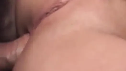 Büyük memeli esmer orta yaşlı seksi kadın damlayan kıllı amcığını açıyor