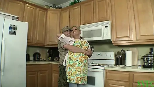 Modelleri: Bridgett Lee ve Daniel Plump üvey nine azgın üvey torununa acemi kampından fresh bakıyor