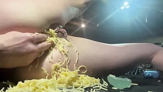 Ich spiele mit meinem Essen