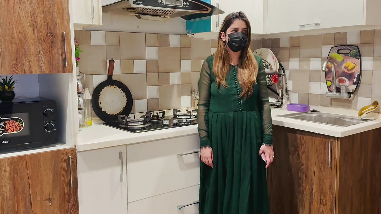 הבוס של בעלי נותן לי הזדמנות שאני לא יכולה לסרב לה, אבל הוא יזיין אותי כמו זונה