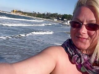 Andando, correndo e mijando em topless na praia pública