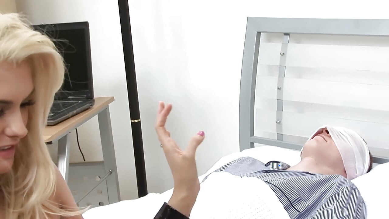 سکس سه‌نفره با دیلدو صورتی - بلوندهای خوش‌هیکل و برونِت با جوراب توری و لاتکس
